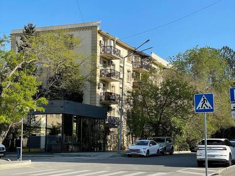 3 otaqlı köhnə tikili - Elmlər Akademiyası m. - 70 m²