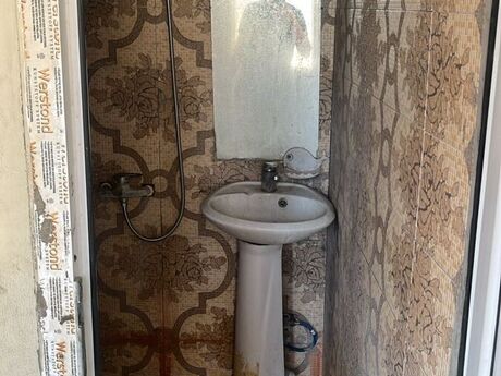 2 otaqlı həyət evi/bağ evi - İnşaatçılar m. - 20 m²