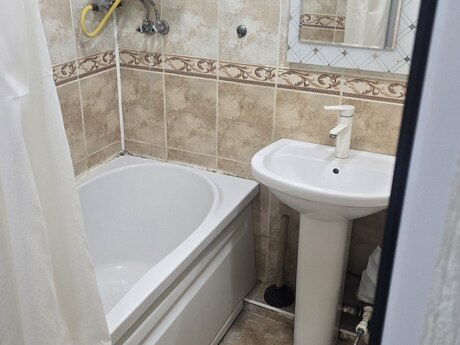3 otaqlı köhnə tikili - Elmlər Akademiyası m. - 61 m²