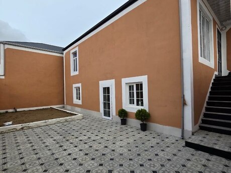 6 otaqlı həyət evi/bağ evi - Binə q. - 200 m²