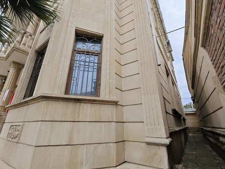 4 otaqlı həyət evi/bağ evi - Bakıxanov q. - 400 m²