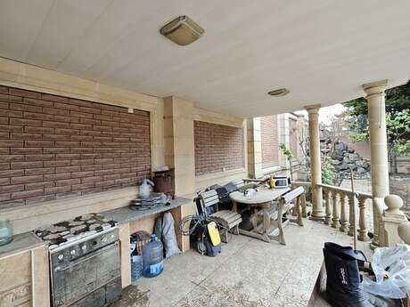 4 otaqlı həyət evi/bağ evi - Bakıxanov q. - 400 m²