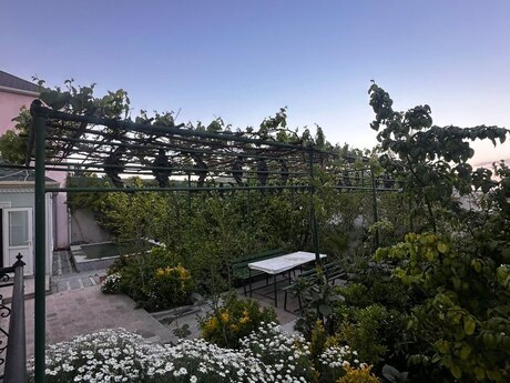 8 otaqlı həyət evi/bağ evi - Günəşli q. - 200 m²