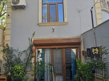 6 otaqlı həyət evi/bağ evi - Badamdar q. - 270 m²