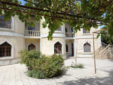 8 otaqlı həyət evi/bağ evi - Suraxanı r. - 350 m²
