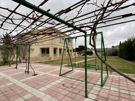 8 otaqlı həyət evi/bağ evi - Şüvəlan q. - 350 m²