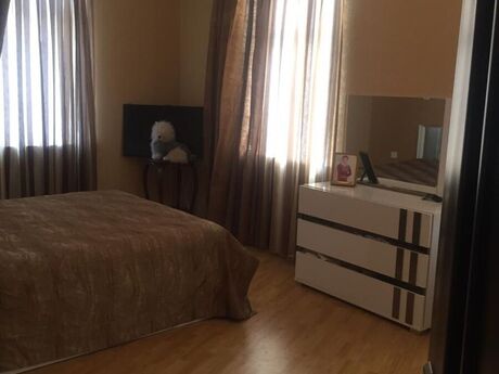 5 otaqlı həyət evi/bağ evi - Elmlər Akademiyası m. - 500 m²
