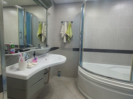 3 otaqlı köhnə tikili - İnşaatçılar m. - 85 m²