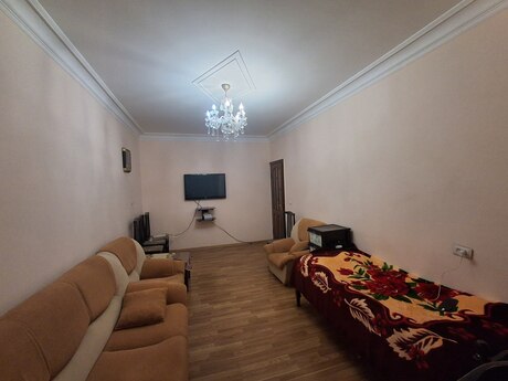 3 otaqlı köhnə tikili - 8-ci mikrorayon q. - 70 m²