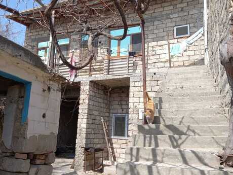 6 otaqlı həyət evi/bağ evi - Əmircan q. - 200 m²