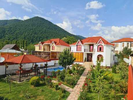 4 otaqlı həyət evi/bağ evi - Qəbələ - 220 m²