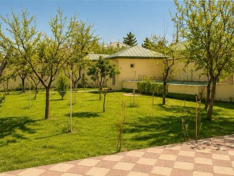 4 otaqlı həyət evi/bağ evi - Novxanı q. - 200 m²