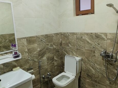 6 otaqlı həyət evi/bağ evi - Şimal DRES q. - 300 m²