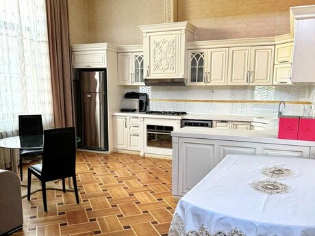 8 otaqlı həyət evi/bağ evi - Gənclik m. - 700 m²