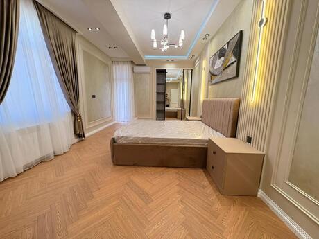 4 otaqlı yeni tikili - 8 Noyabr m. - 137 m²