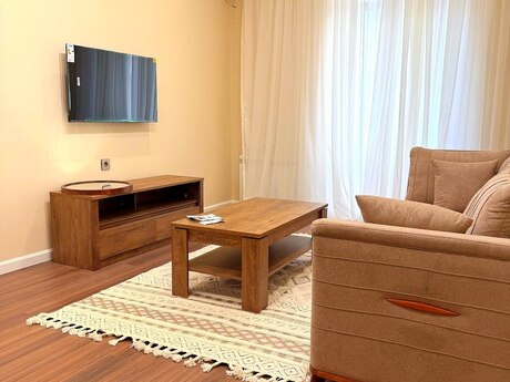 2-комн. вторичка - м. Элмляр Академиясы - 65.5 м²