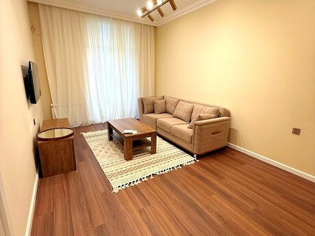2-комн. вторичка - м. Элмляр Академиясы - 65.5 м²