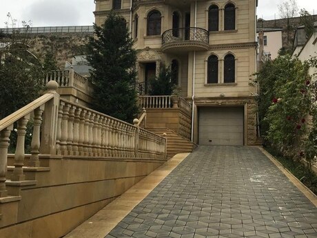 10 otaqlı həyət evi/bağ evi - Bakıxanov q. - 700 m²