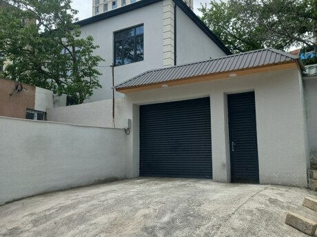 4 otaqlı həyət evi/bağ evi - İnşaatçılar m. - 220 m²