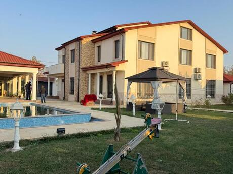 12 otaqlı həyət evi/bağ evi - Novxanı q. - 800 m²