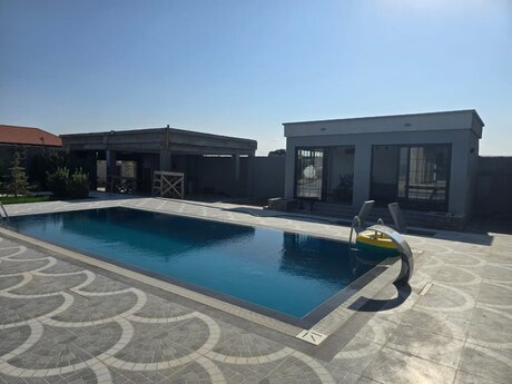5 otaqlı həyət evi/bağ evi - Novxanı q. - 250 m²
