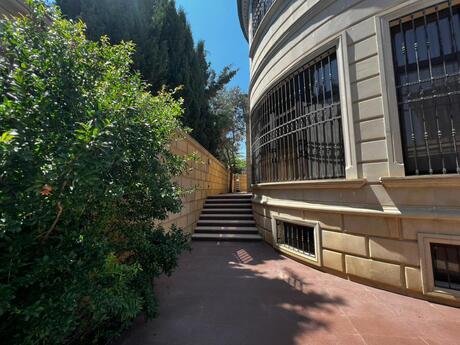 7 otaqlı həyət evi/bağ evi - 8 Noyabr m. - 600 m²