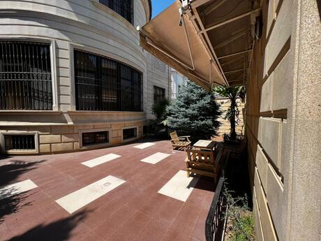 7 otaqlı həyət evi/bağ evi - 8 Noyabr m. - 600 m²