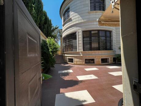 7 otaqlı həyət evi/bağ evi - 8 Noyabr m. - 600 m²