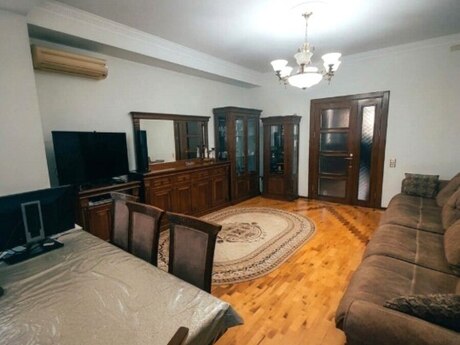 6 otaqlı yeni tikili - İnşaatçılar m. - 220 m²