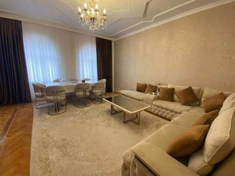 8 otaqlı həyət evi/bağ evi - Azadlıq Prospekti m. - 200 m²