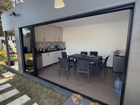 6 otaqlı həyət evi/bağ evi - Şüvəlan q. - 240 m²