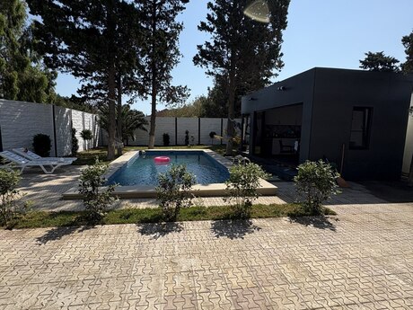 6 otaqlı həyət evi/bağ evi - Şüvəlan q. - 240 m²