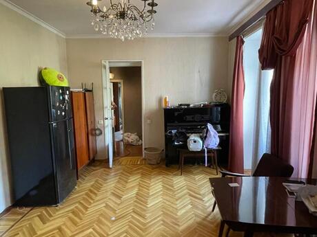 2 otaqlı köhnə tikili - Elmlər Akademiyası m. - 65 m²