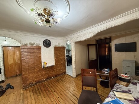 3 otaqlı köhnə tikili - İnşaatçılar m. - 54 m²