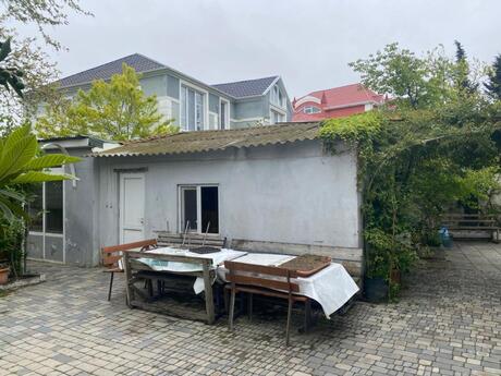 8 otaqlı həyət evi/bağ evi - Novxanı q. - 250 m²