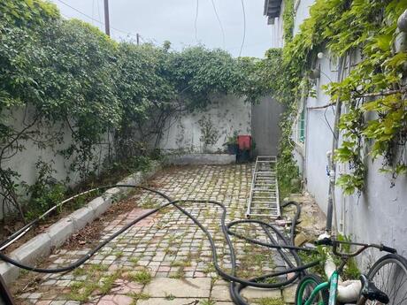 8 otaqlı həyət evi/bağ evi - Novxanı q. - 250 m²