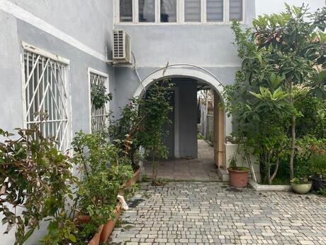 8 otaqlı həyət evi/bağ evi - Novxanı q. - 250 m²
