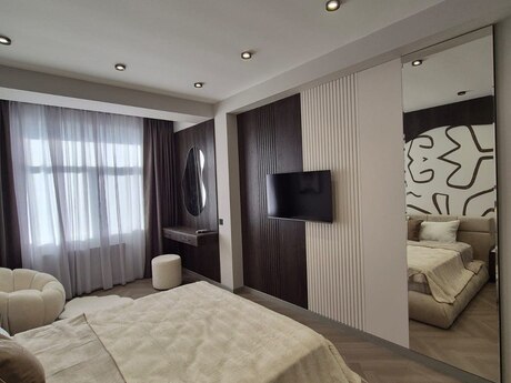 3-комн. новостройка - м. 28 мая - 90 м²
