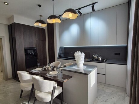 3-комн. новостройка - м. 28 мая - 90 м²