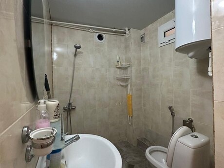 2 otaqlı köhnə tikili - Elmlər Akademiyası m. - 65 m²