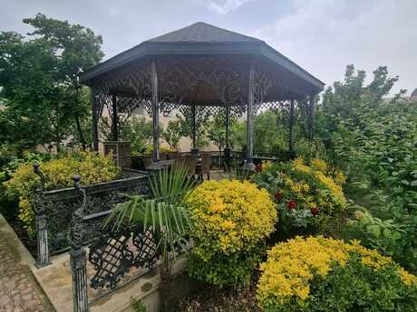 9 otaqlı həyət evi/bağ evi - Novxanı q. - 700 m²