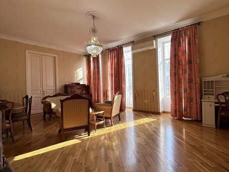 4 otaqlı köhnə tikili - 28 May m. - 142 m²