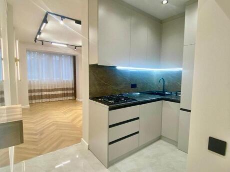 2 otaqlı köhnə tikili - 8 Noyabr m. - 44 m²