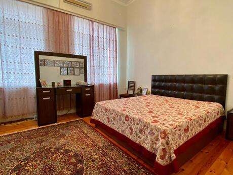 8 otaqlı həyət evi/bağ evi - Mərdəkan q. - 400 m²