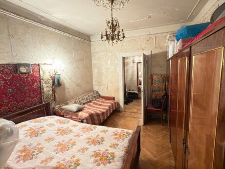 3 otaqlı köhnə tikili - 8-ci mikrorayon q. - 80 m²