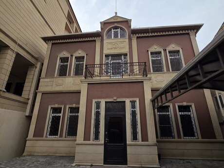 12 otaqlı həyət evi/bağ evi - Nəsimi m. - 600 m²
