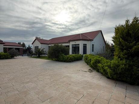 6 otaqlı həyət evi/bağ evi - Şüvəlan q. - 330 m²
