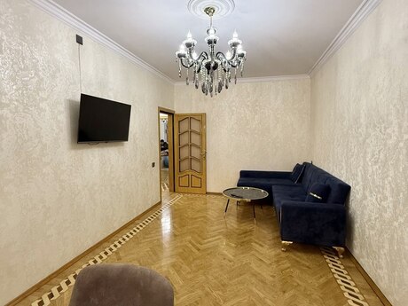 3 otaqlı köhnə tikili - 8 Noyabr m. - 100 m²