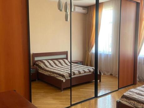 4 otaqlı köhnə tikili - İçəri Şəhər m. - 130 m²