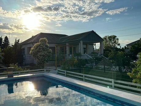 5 otaqlı həyət evi/bağ evi - Binəqədi q. - 200 m²